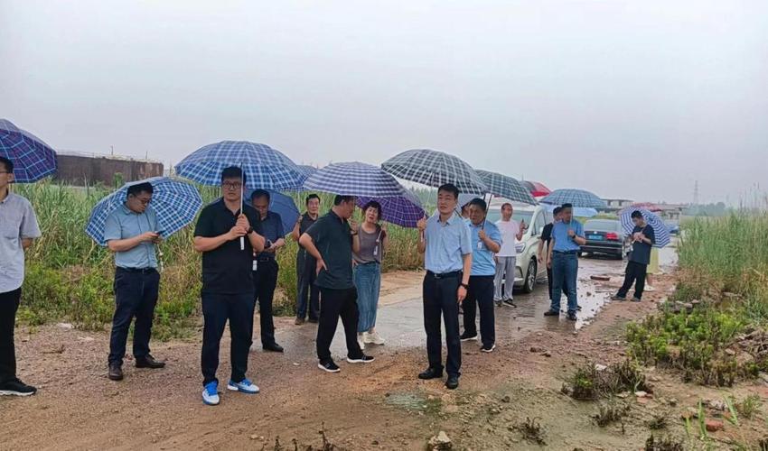 凌晨一点,山东省土壤污染防治中心一楼会议室灯火通明,会议桌上挤满了